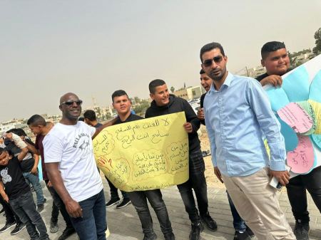 صور وفيديوهات : رهط: طلاب المدارس يشاركون في وقفة إحتجاجية لمناهضة العنف